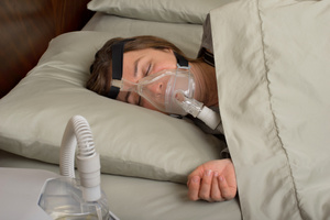 Woman wearing CPAP machine for sleep apnea
